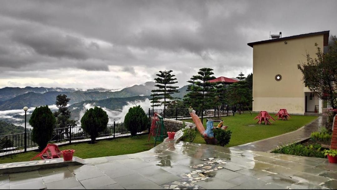 Mist N Meadows Resort Rājgarh Exterior photo